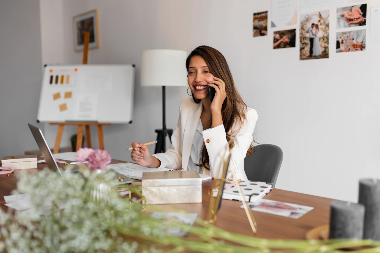 Mujer feliz emprendiendo